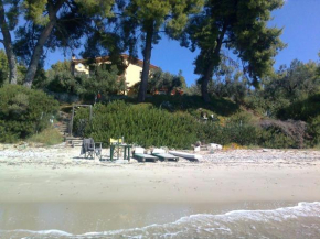Halkiddiki-Kassandra-Mola Kalyva Traditional House in front of the sea